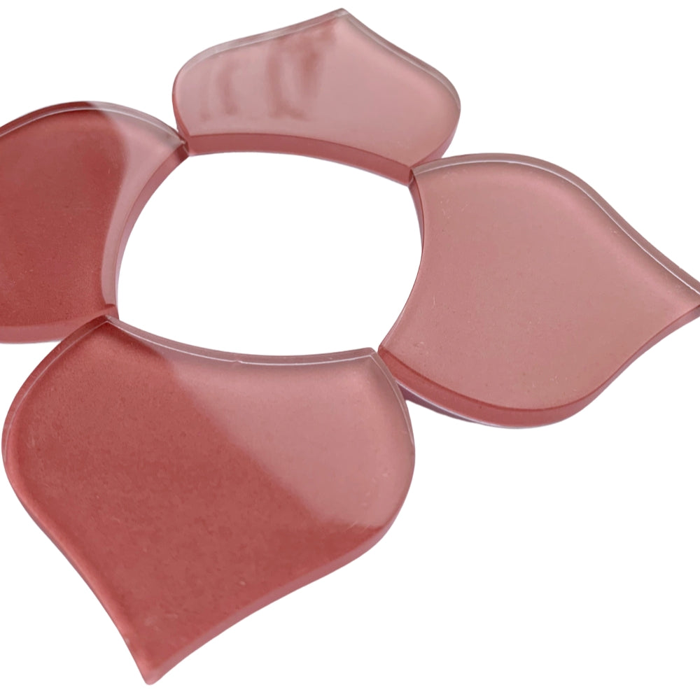 Velká růžová rybí šupina