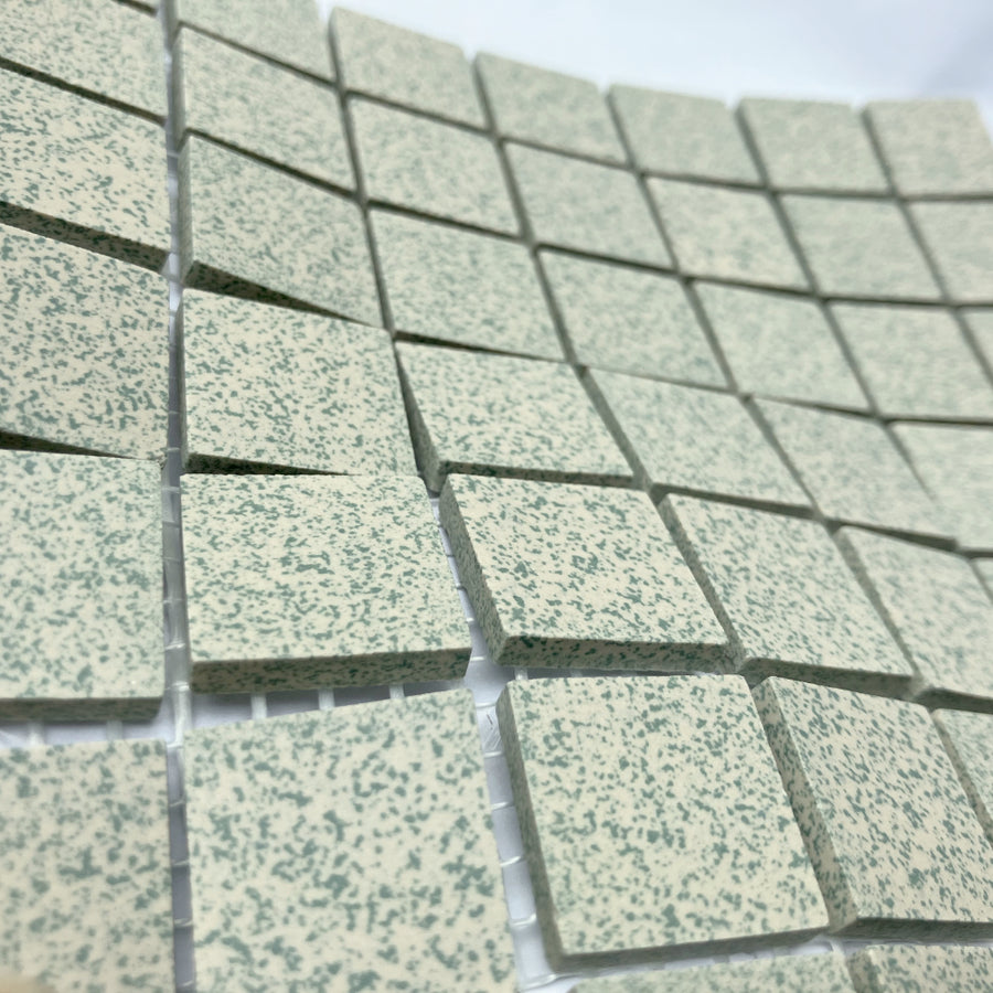 Winckelmans Vert 209 Mouchetés 20x20 mm – angled view of the green speckled tiles on mesh
