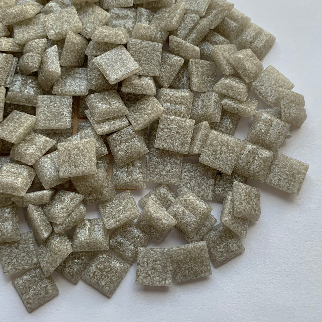 Skleněná mozaika 10mm ledově bílá (volná)