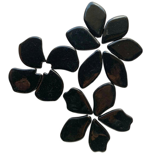 Skleněné okvětní lístky opálově černé